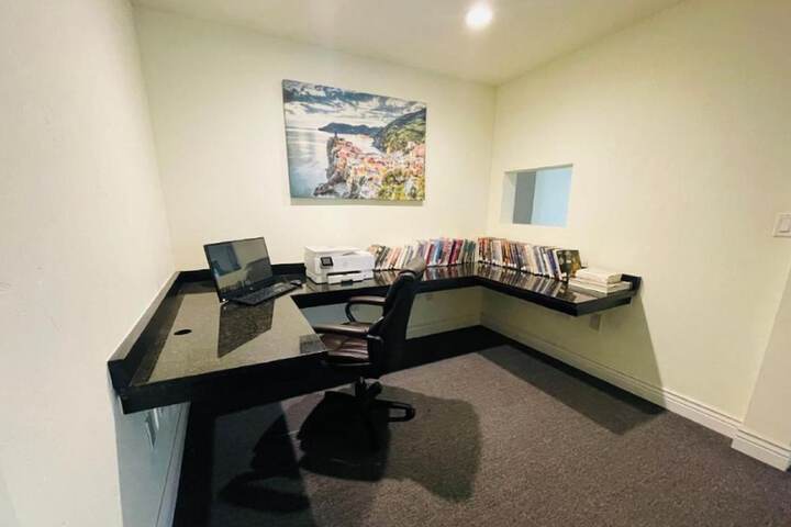 Business Center 28 of 30