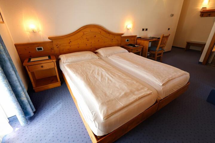 Room 13 of 30