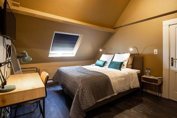 Room 28 of 42