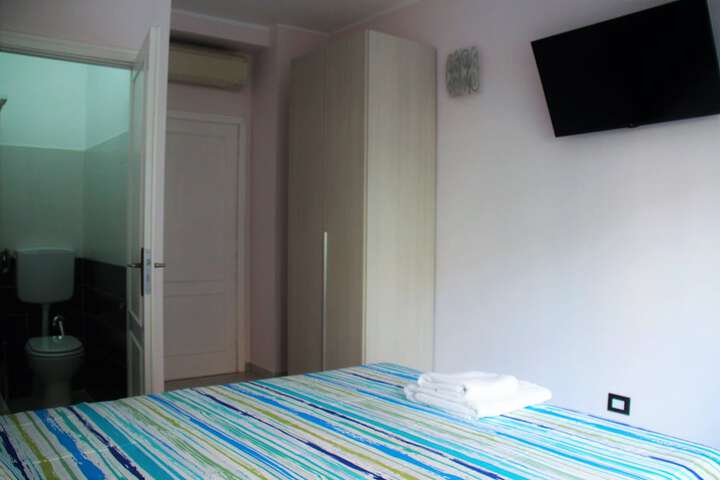 Room 6 of 16