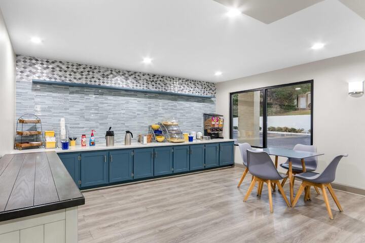 Breakfast/Coffee Service 22 of 26