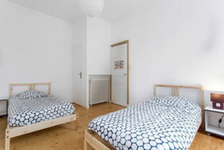 Room 9 of 12