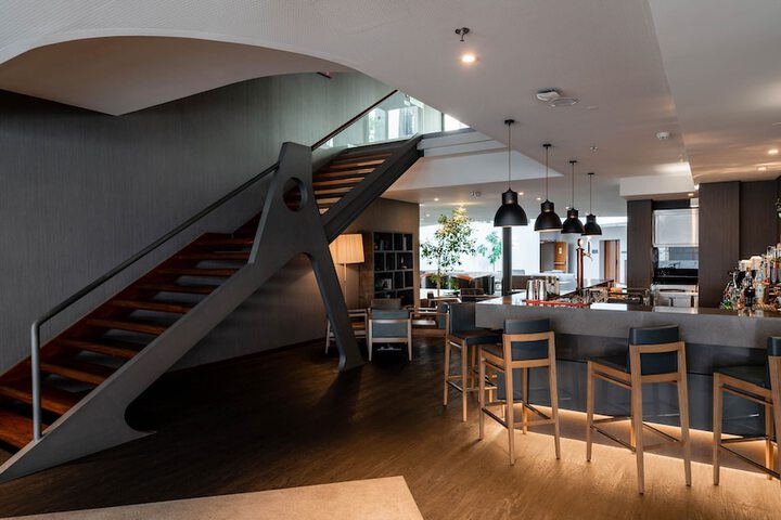 Lounge 67 of 101
