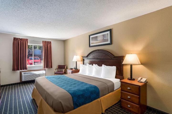 1 King Bed (4 of 9)