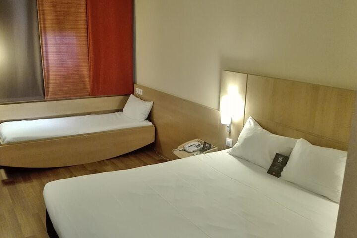 Room 4 of 98