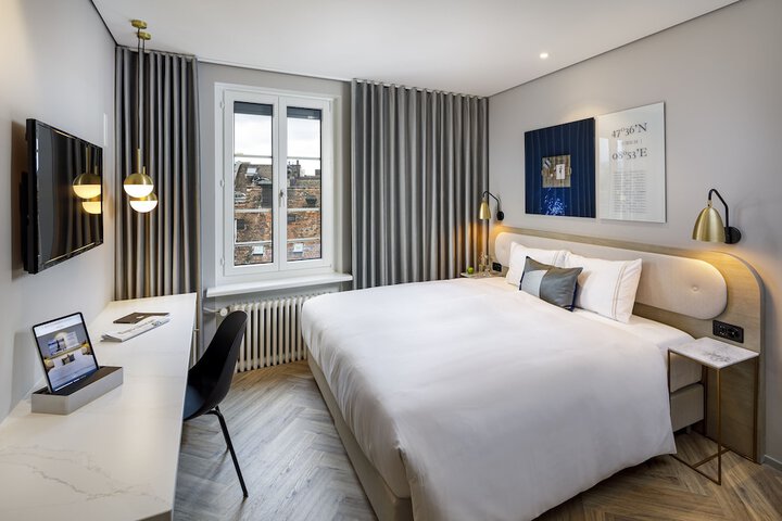 Room 32 of 49