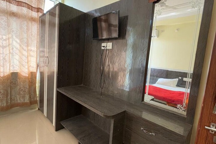 Room 9 of 34