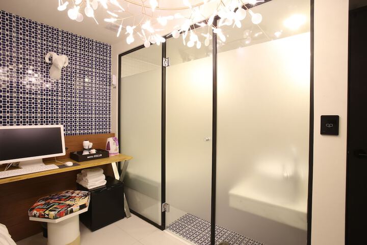 Room 6 of 51