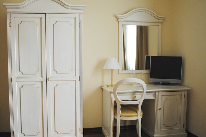 Room 11 of 27