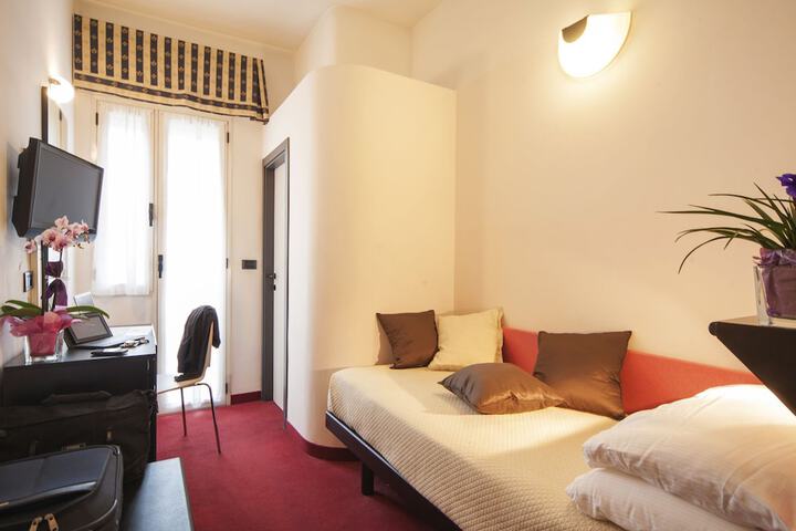 Room 3 of 37