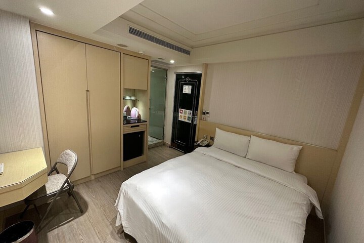 Room 21 of 42