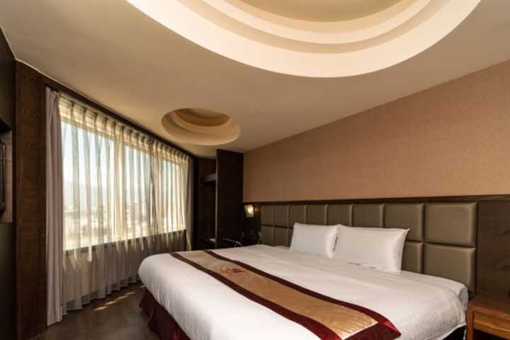 Room 10 of 38