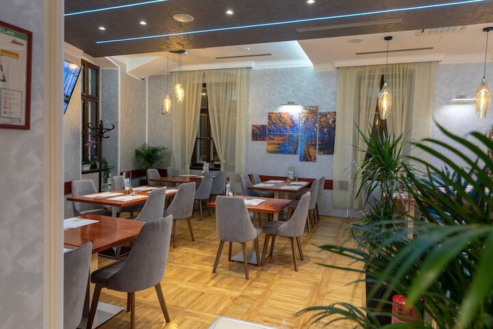 Dining 40 of 66