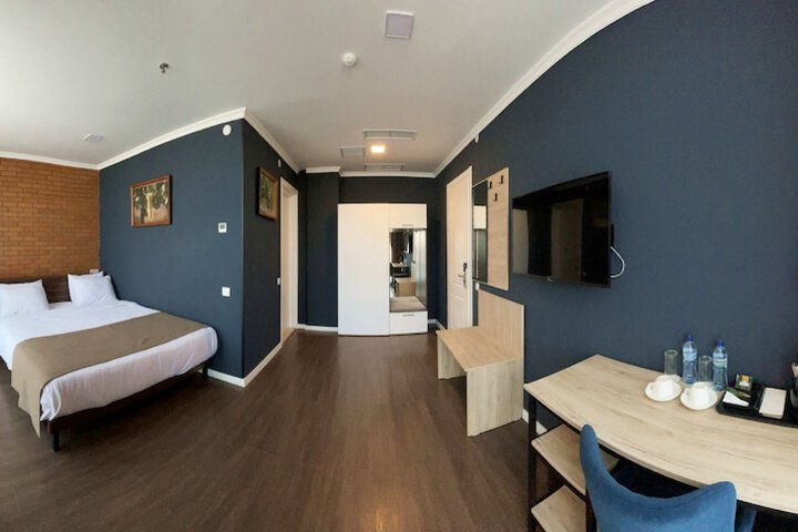 Room 53 of 240