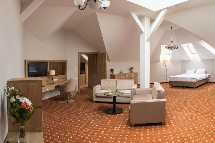 Room 5 of 8