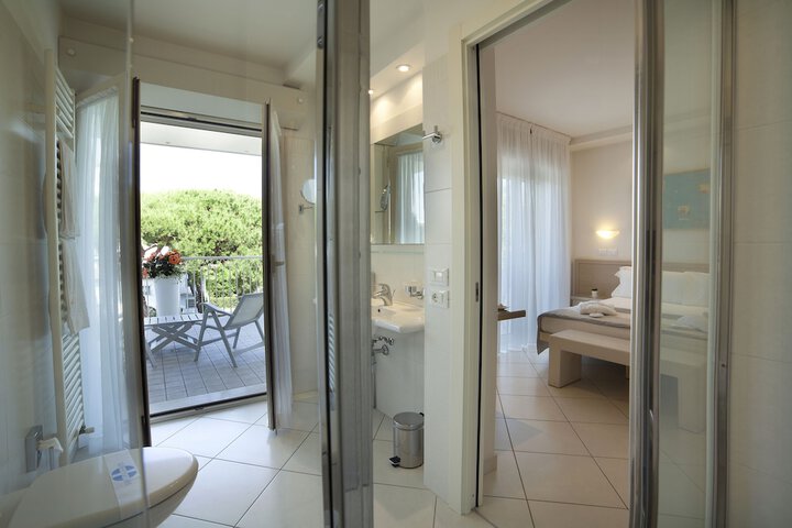 Room 2 of 70