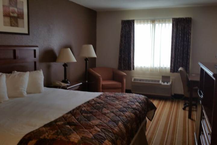1 King Bed (2 of 17)