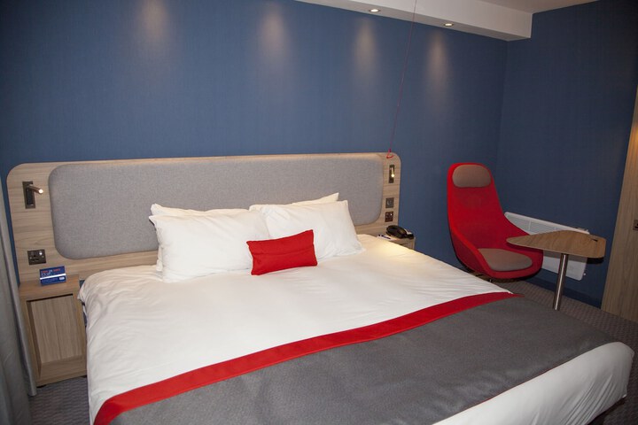 Room 8 of 33