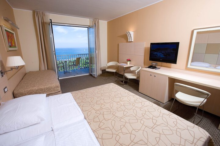 Room 4 of 41