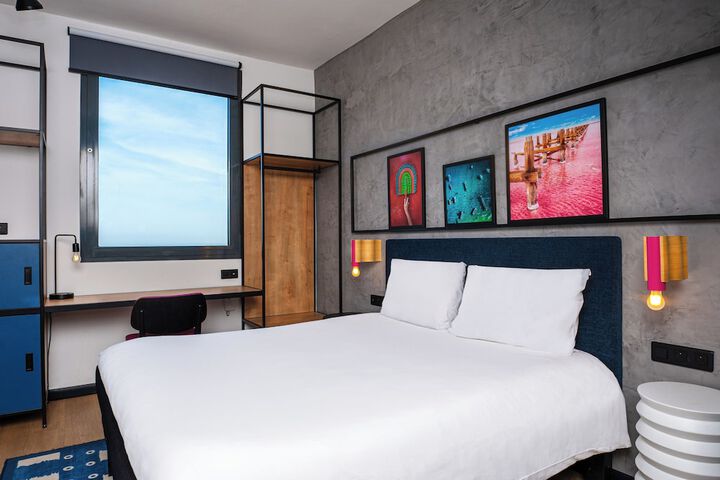 Room 9 of 65