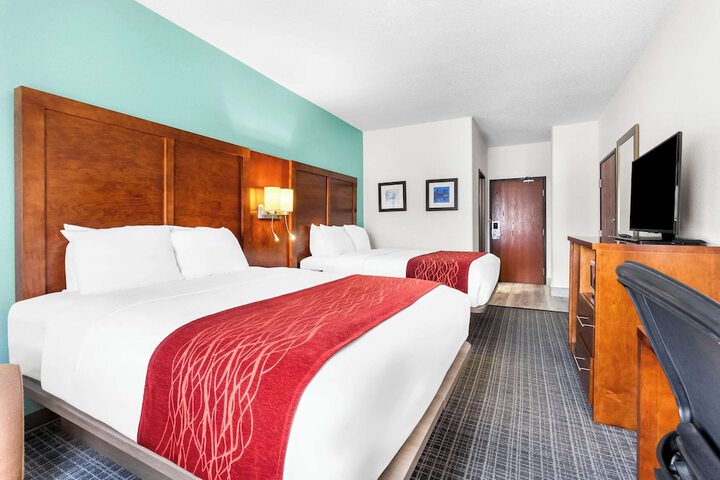 1 Queen Bed Accessible (12 of 12)