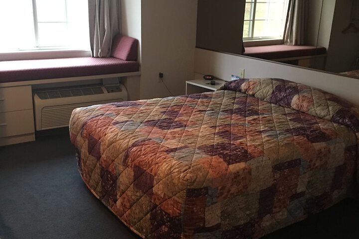 1 Queen Bed (6 of 35)