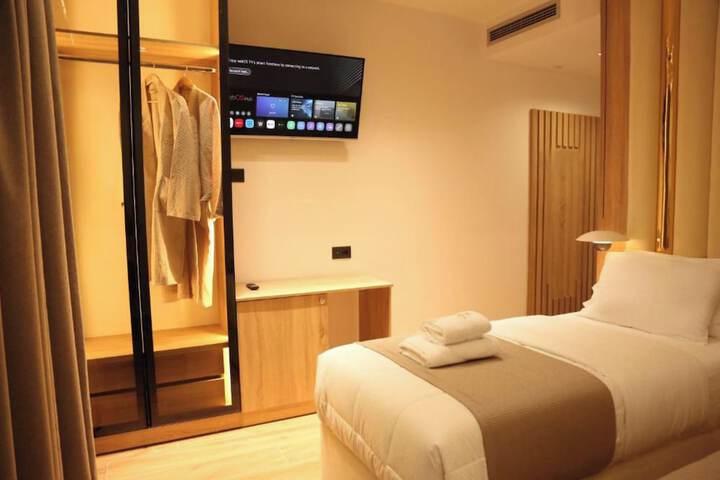 Room 15 of 28