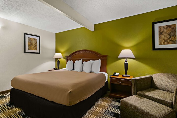 1 King Bed Microwave and Refrigerator WiFi Continental Breakfast (2 of 26)