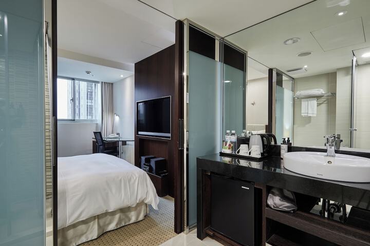 Room 32 of 58