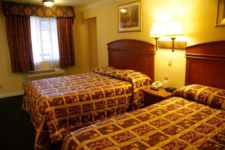 2 Queen Beds (8 of 10)