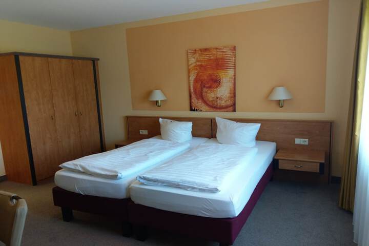 Room 10 of 33