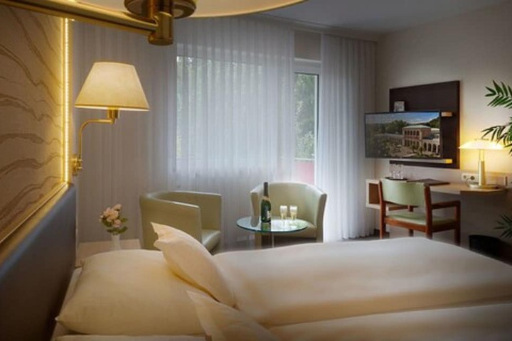 Room 5 of 33