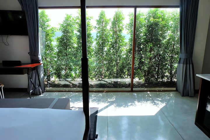 Room 105 of 148