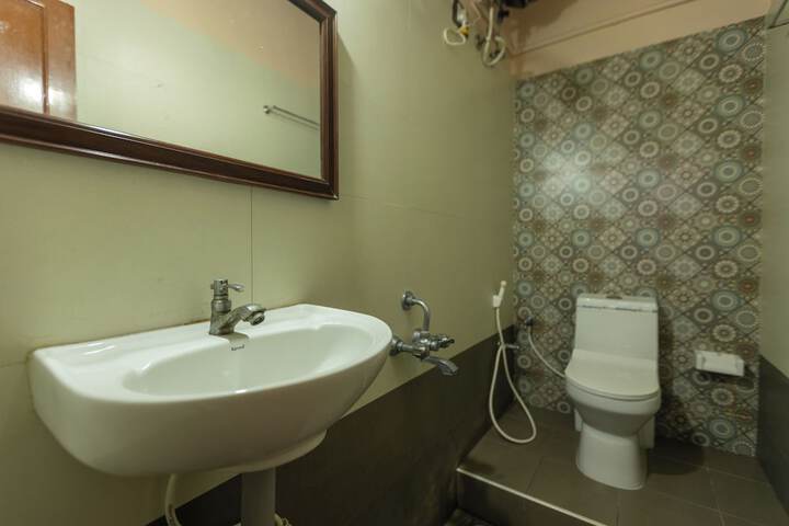 Room 27 of 38