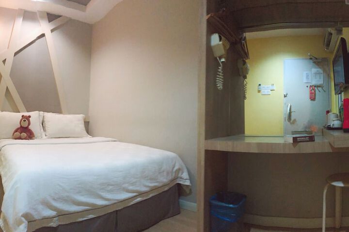 Room 14 of 33
