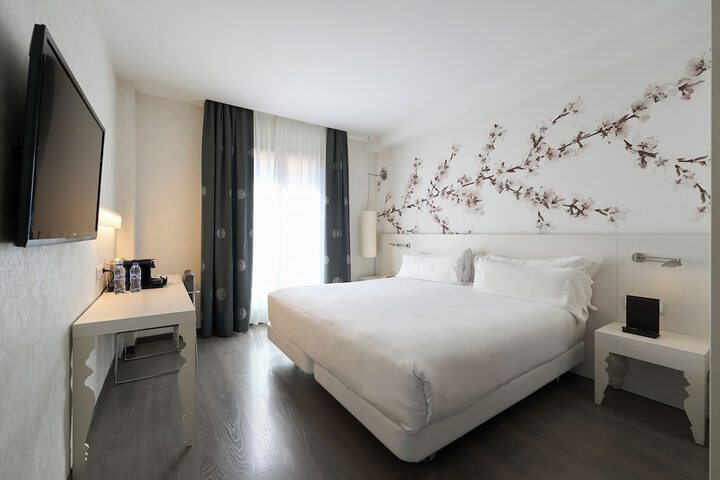 Room 10 of 32