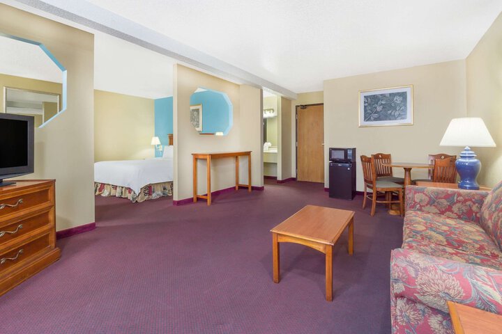 1 King Bed (4 of 11)