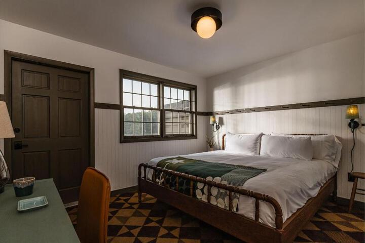 1 King Bed (1 of 14)