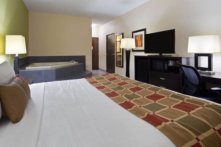 1 King Bed Microwave and Refrigerator Work Desk WiFi Full Breakfast (6 of 9)