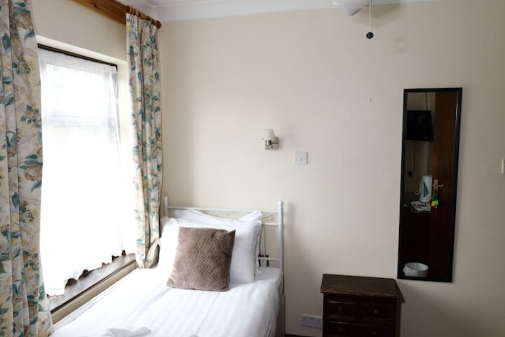 Room 13 of 18