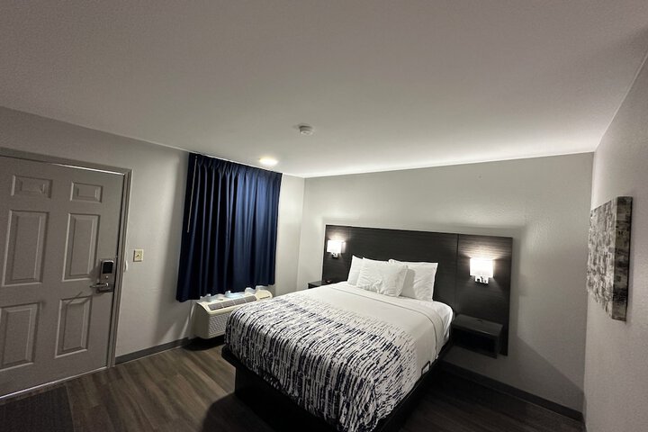 1 Queen Bed (6 of 14)