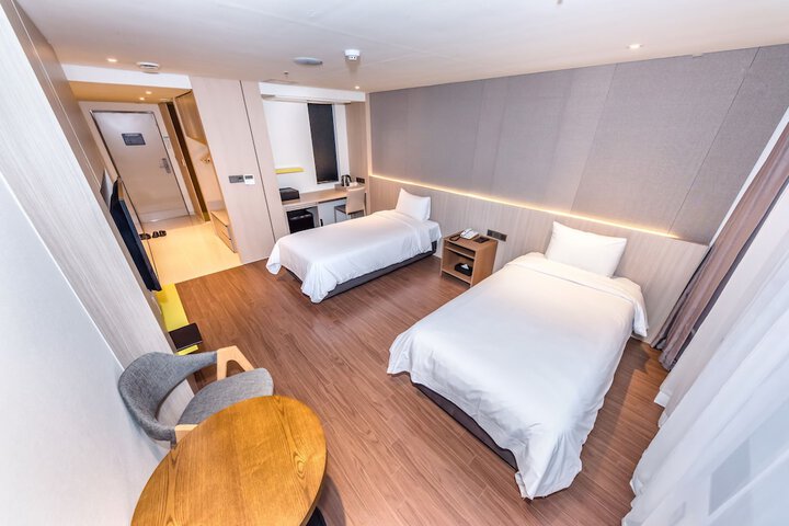 Room 7 of 84