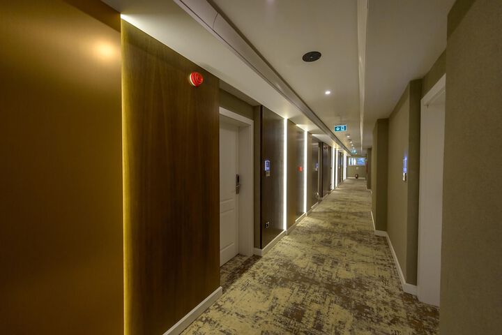 Ballroom/Hall 86 of 104