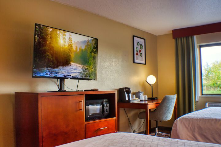 2 Queen Beds Microwave and Refrigerator Full Breakfast (3 of 14)