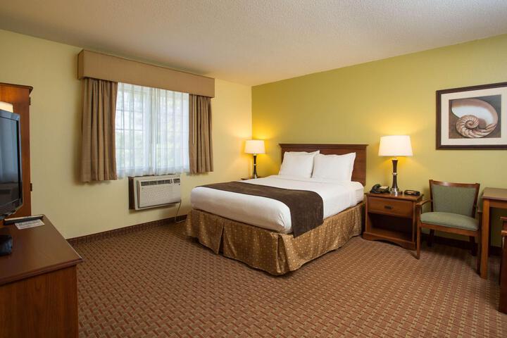 1 Queen Bed High Speed Internet Accessible Refrigerator, Coffee Maker Iron and Ironing B (2 of 16)