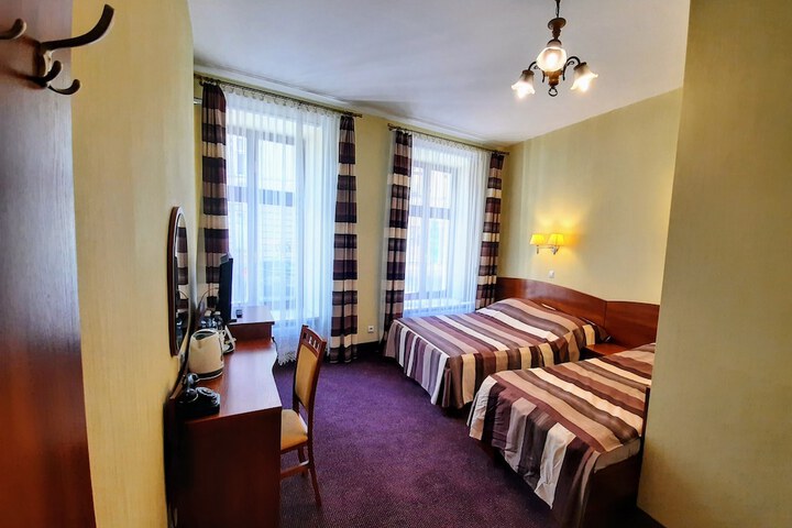 Room 13 of 33