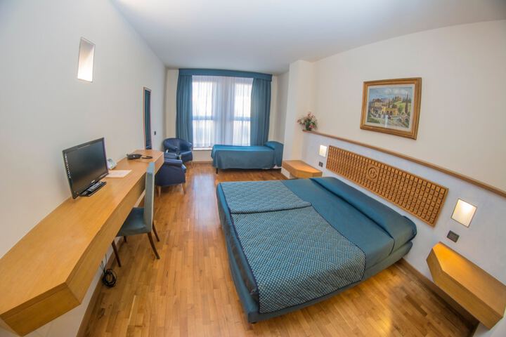 Room 6 of 32