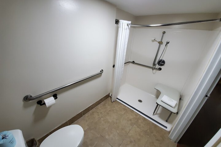 Queen Bed Exterior Entrance Accessible (4 of 13)