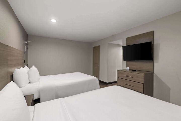 1 King Bed Suite (17 of 18)