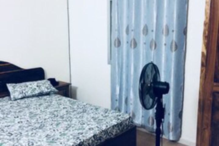 Room 6 of 8